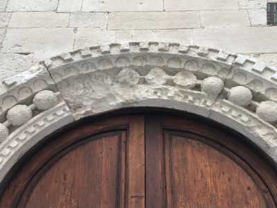 ...riprendendo il motivo degli inserti rotondi che racchiudono il portale d�ingresso della chiesa